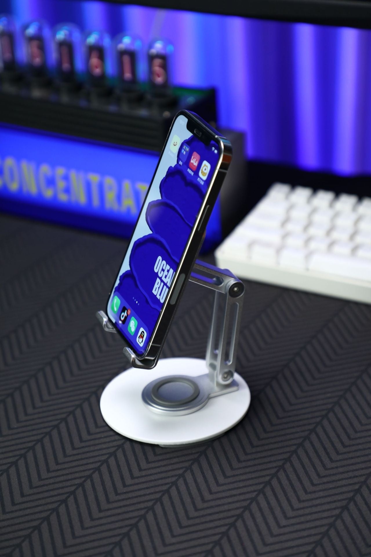 360° Rotating Phone & Tablet Stand — Foldable Aluminum Desk Holder